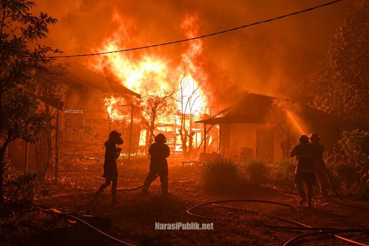 Petugas gabungan melakukan pemadaman terhadap dua rumah di Desa Baluti, Kecamatan Kandangan yang terbakar. (Dok: Istimewa)