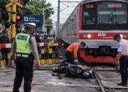 Nekat Terobos Palang Pintu, Pemotor Tertabrak KRL di Pasar Minggu
