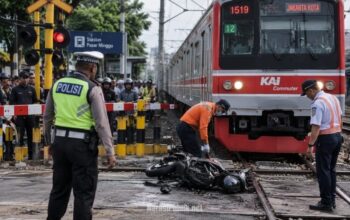 Nekat Terobos Palang Pintu Pemotor Tertabrak KRL di Pasar Minggu