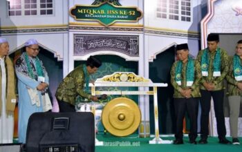 Bupati HSS H Syafrudin Noor melakukan pemukulan gong tanda dibukanya gelaran MTQ Nasional ke-52 Tingkat Kabupaten HSS Tahun 2026 di Kecamatan Daha Barat. (Dok: Prokopim HSS)