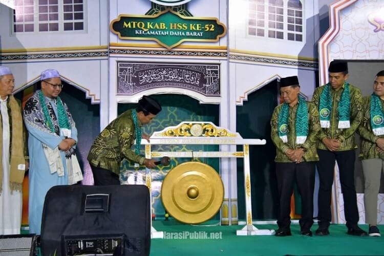 Bupati HSS H Syafrudin Noor melakukan pemukulan gong tanda dibukanya gelaran MTQ Nasional ke-52 Tingkat Kabupaten HSS Tahun 2026 di Kecamatan Daha Barat. (Dok: Prokopim HSS)