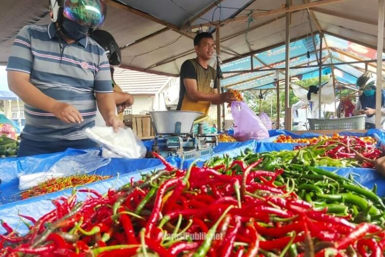 Salah satu pedagang cabai di Pasar Terpadu Kandangan, Kabupaten HSS. (Dok: Narasi Publik)