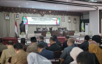 Wakil Bupati HSS H Suriani menyampaikan jawaban eksekutif atas pandangan umum fraksi-fraksi DPRD HSS terhadap Ranperda Lambang Daerah. (Dok: Istimewa)