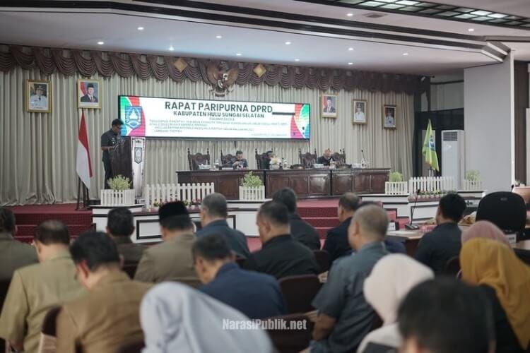 Wakil Bupati HSS H Suriani menyampaikan jawaban eksekutif atas pandangan umum fraksi-fraksi DPRD HSS terhadap Ranperda Lambang Daerah. (Dok: Istimewa)