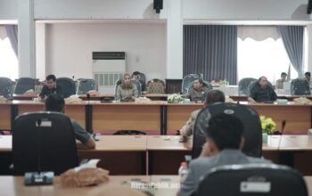 Komisi III DPRD HSS menggelar rapat kerja bersama pihak eksekutif dalam pembahasan Ranperda RTRW Tahun 2026-2046. (Dok: Istimewa)
