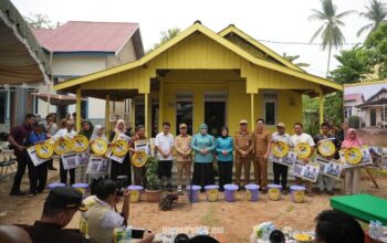 Bupati Tapin H Yamani didampingi Wakil Bupati H Juanda menyerahkan secara simbolis bantuan Program Bedah 1.000 RTLH kepada penerima manfaat. (Dok: Prokopim Tapin)