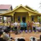 Bupati Tapin H Yamani didampingi Wakil Bupati H Juanda menyerahkan secara simbolis bantuan Program Bedah 1.000 RTLH kepada penerima manfaat. (Dok: Prokopim Tapin)