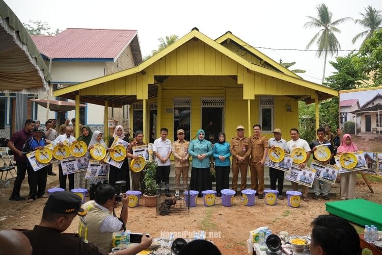 Bupati Tapin H Yamani didampingi Wakil Bupati H Juanda menyerahkan secara simbolis bantuan Program Bedah 1.000 RTLH kepada penerima manfaat. (Dok: Prokopim Tapin)