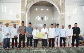 Bupati Tapin H Yamani menyerahkan secara simbolis bantuan hibah kepada Pengurus Masjid Thariqul Jannah Desa Ayunan Papan, Kecamatan Lokpaikat.