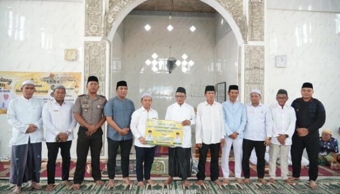Safari Jumat di Lokpaikat, Bupati Tapin Serahkan Bantuan Hibah Masjid Rp200 Juta
