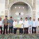Bupati Tapin H Yamani menyerahkan secara simbolis bantuan hibah kepada Pengurus Masjid Thariqul Jannah Desa Ayunan Papan, Kecamatan Lokpaikat.