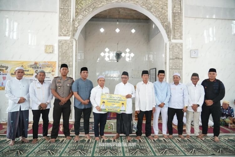 Bupati Tapin H Yamani menyerahkan secara simbolis bantuan hibah kepada Pengurus Masjid Thariqul Jannah Desa Ayunan Papan, Kecamatan Lokpaikat.