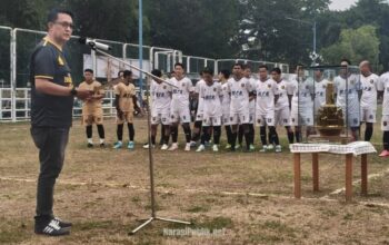 Staf Ahli Wali Kota Banjarbaru Bidang Hukum dan Politik, Kemas Akhmad Rudi Indrajaya membuka Turnamen Gila Bola U-40 Piala Banjarbaru Emas 2026. (Dok: Istimewa)