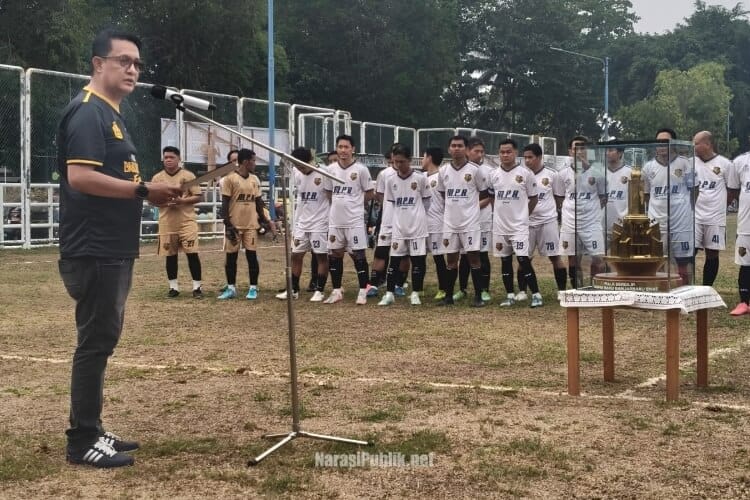 Staf Ahli Wali Kota Banjarbaru Bidang Hukum dan Politik, Kemas Akhmad Rudi Indrajaya membuka Turnamen Gila Bola U-40 Piala Banjarbaru Emas 2026. (Dok: Istimewa)