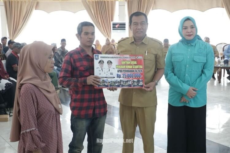 Bupati HSS, Syafrudin Noor didampingi Ketua TP PKK HSS Mustaidah menyerahkan secara simbolis bantuan PRS kepada perwakilan pemerintah manfaat. (Dok: Prokopim HSS)