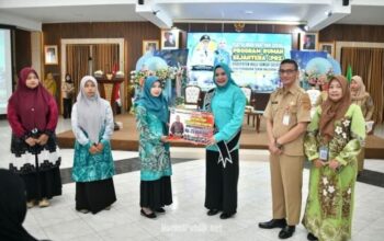 Bunda PAUD HSS Mustaidah Syafrudin Noor menyerahkan bantuan PRS kepada guru PAUD penerima manfaat secara simbolis. (Dok: Istimewa)