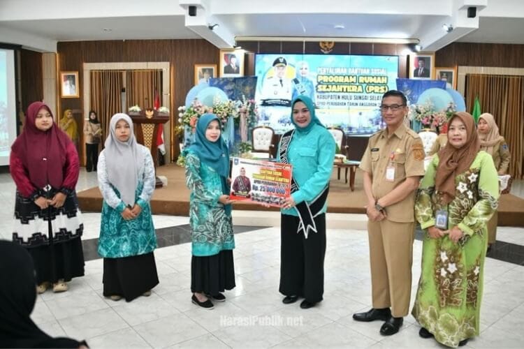 Bunda PAUD HSS Mustaidah Syafrudin Noor menyerahkan bantuan PRS kepada guru PAUD penerima manfaat secara simbolis. (Dok: Istimewa)