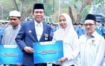 Bupati HSS Syafrudin Noor menyerahkan bantuan dana sosial keagamaan secara simbolis usai Upacara Peringatan Hari Sumpah Pemuda. (Dok: Istimewa)