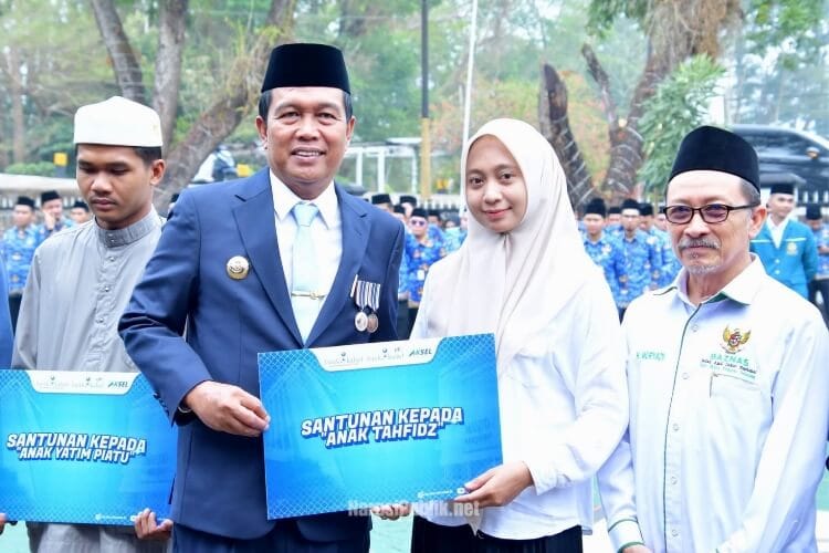 Bupati HSS Syafrudin Noor menyerahkan bantuan dana sosial keagamaan secara simbolis usai Upacara Peringatan Hari Sumpah Pemuda. (Dok: Istimewa)