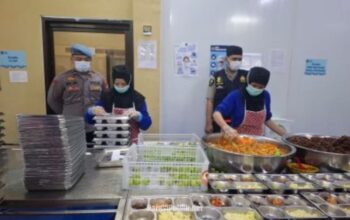 Si Dokkes Polres Tabalong melakukan uji sampel dan inspeksi terhadap menu makanan MBG. (Dok: Humas Polres Tabalong)