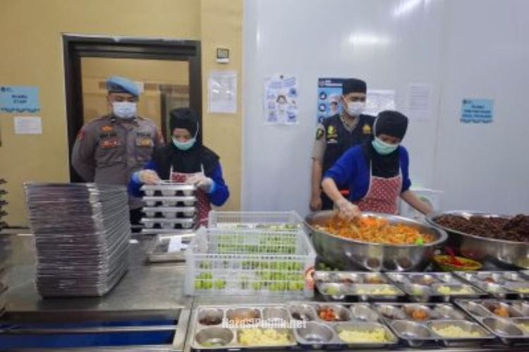 Si Dokkes Polres Tabalong melakukan uji sampel dan inspeksi terhadap menu makanan MBG. (Dok: Humas Polres Tabalong)
