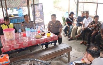 Kapolres HSU AKBP Agus Nuryanto berdialog dengan warga Desa Kota Raja, Kecamatan Amuntai Selatan dalam Program Polisi Bersama Masyarakat. (Dok: Humas Polres HSU)