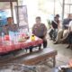 Kapolres HSU AKBP Agus Nuryanto berdialog dengan warga Desa Kota Raja, Kecamatan Amuntai Selatan dalam Program Polisi Bersama Masyarakat. (Dok: Humas Polres HSU)