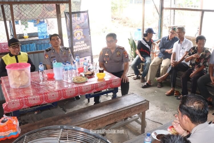 Kapolres HSU AKBP Agus Nuryanto berdialog dengan warga Desa Kota Raja, Kecamatan Amuntai Selatan dalam Program Polisi Bersama Masyarakat. (Dok: Humas Polres HSU)