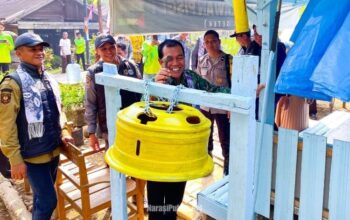Bupati HSS Syafrudin Noor meninjau Poskamling di Desa Pisangan Getek, Kelurahan Kandangan Barat. (Dok: Istimewa)