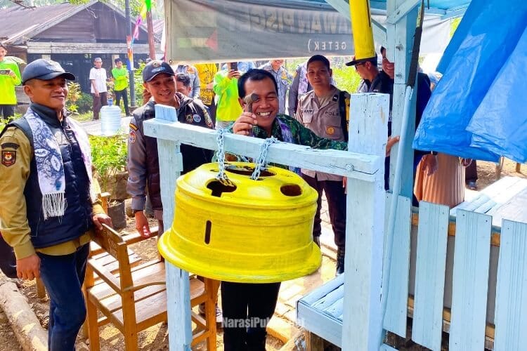 Bupati HSS Syafrudin Noor meninjau Poskamling di Desa Pisangan Getek, Kelurahan Kandangan Barat. (Dok: Istimewa)