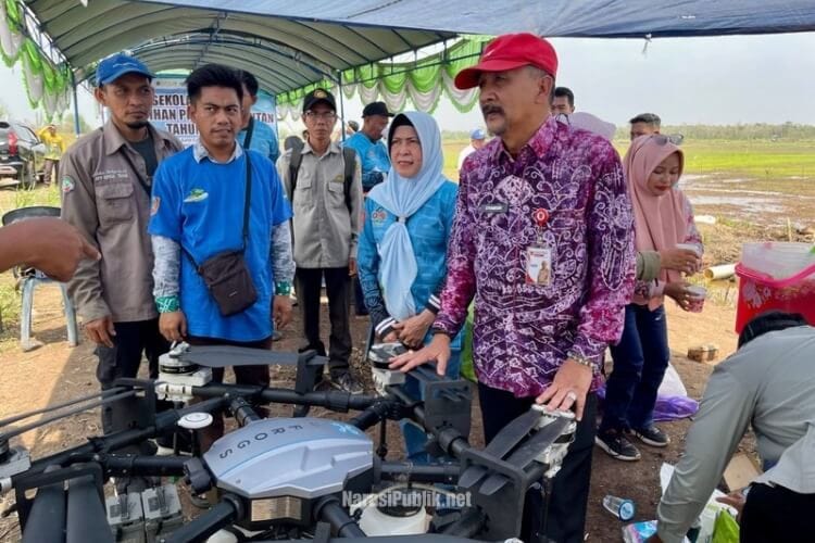 Kepala Dinas Pertanian dan Ketahanan Pangan Kalsel, Syamsir Rahman menghadiri kegiatan Sekolah Lapang Pelatihan Praktis Alsintan 2026 di Desa Pematang Panjang, Sungai Tabuk, Kabupaten Banjar. (Dok: Istimewa)