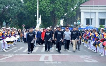 Bupati HSS Syafrudin Noor bersama Ketua TP PKK HSS Mustaidah mengikuti kegiatan jalan sehat dalam rangka puncak peringatan Hari Santri Nasional 2026. (Dok: Prokopim HSS)