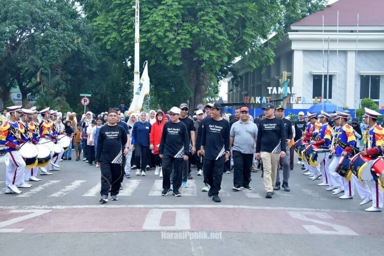 Bupati HSS Syafrudin Noor bersama Ketua TP PKK HSS Mustaidah mengikuti kegiatan jalan sehat dalam rangka puncak peringatan Hari Santri Nasional 2026. (Dok: Prokopim HSS)