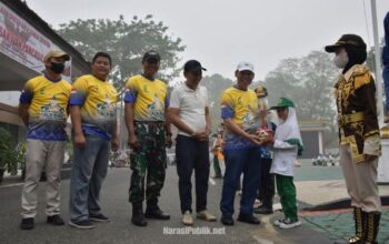 Wakil Bupati HSS H Suriani menyerahkan trofi kepada pemeng Kejuaraan Cabang FORBASI Piala Bupati. (Dok: Prokopim HSS)
