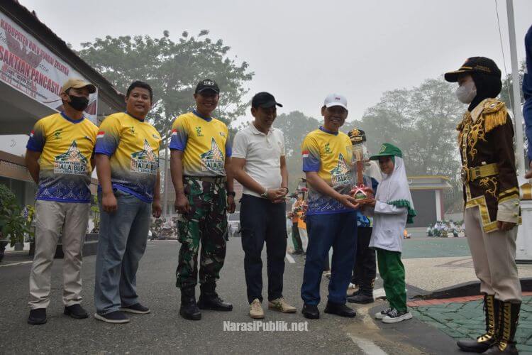 Wakil Bupati HSS H Suriani menyerahkan trofi kepada pemeng Kejuaraan Cabang FORBASI Piala Bupati. (Dok: Prokopim HSS)