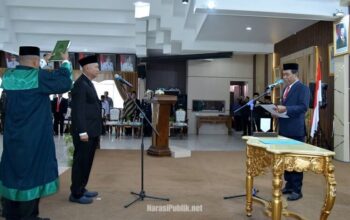 Bupati HSS H Syafrudin Noor melantik dan mengambil sumpah jabatan Yustan Azidin sebagai Sekda HSS Definitif. (Dok: Prokopim HSS)