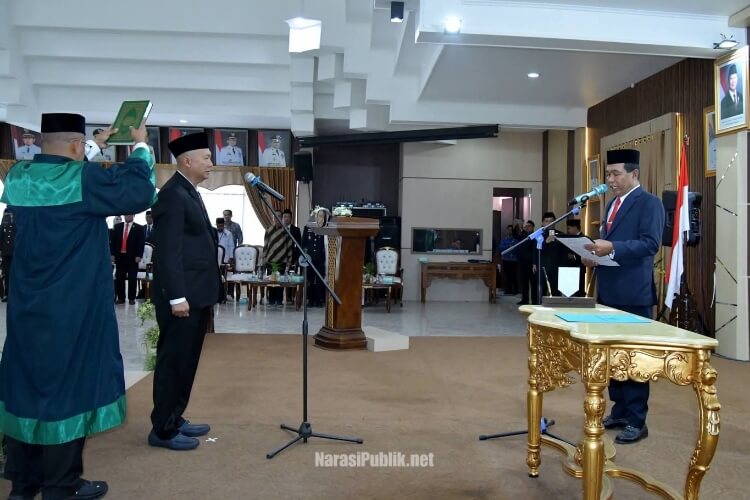 Bupati HSS H Syafrudin Noor melantik dan mengambil sumpah jabatan Yustan Azidin sebagai Sekda HSS Definitif. (Dok: Prokopim HSS)