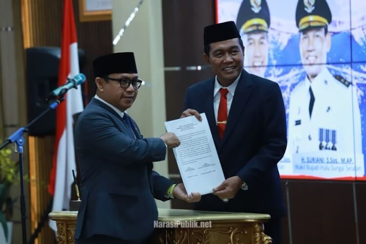 Bupati HSS H Syafrudin Noor resmi melantik Arliyan Syahrial menjadi Komisaris PT Tirta Amandit. (Dok: Istimewa)