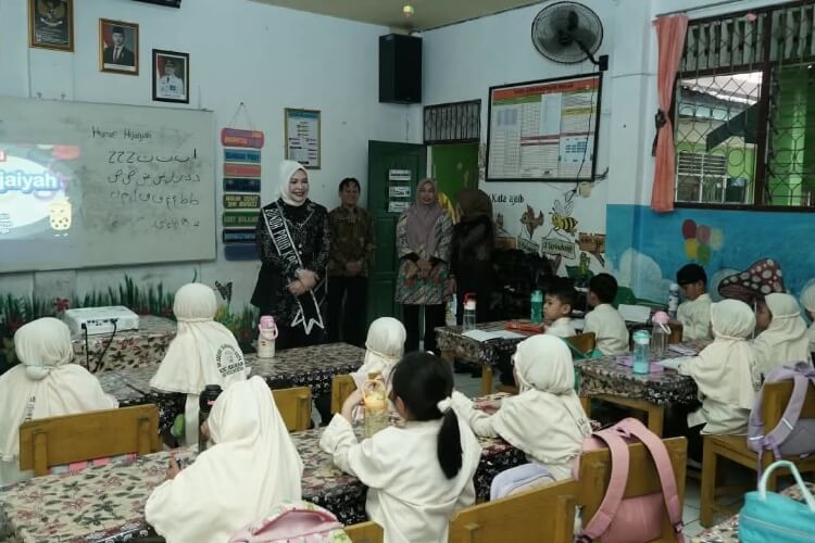 Bunda PAUD HSS Hj Mustaidah mengunjungi SD Negeri 1 Kandangan Kota. (Dok: Istimewa)