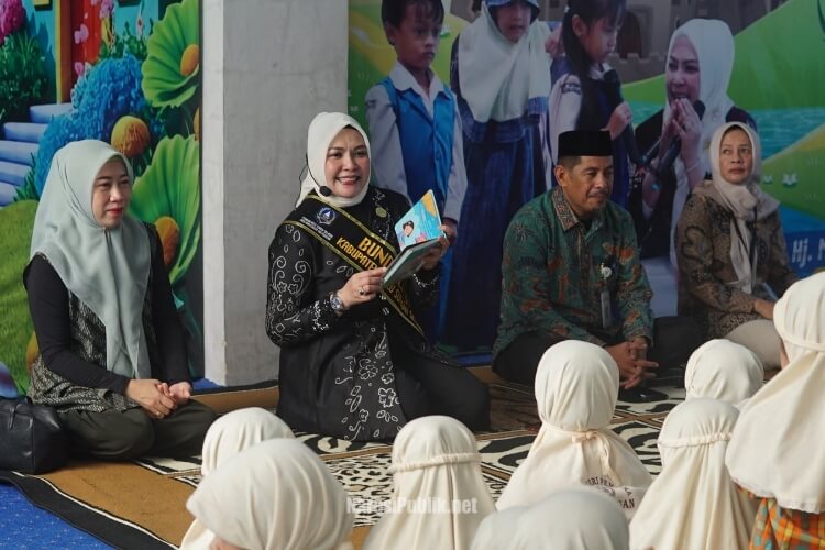 Bunda Literasi HSS Hj Mustaidah membacakan cerita dongeng untuk anak-anak PAUD. (Dok: Istimewa)