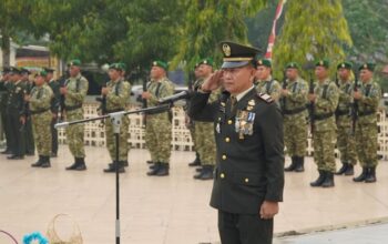 Pasi Pers Kodim 1001/HSU Kapten Inf Ahdi Saputra memimpin upacara ziarah di TMP Tabur jelang HUT ke-81 TNI. (Dok: Istimewa)