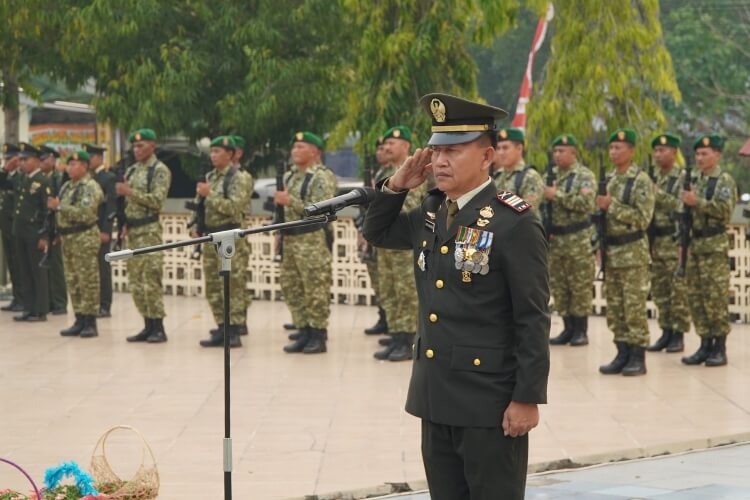 Pasi Pers Kodim 1001/HSU Kapten Inf Ahdi Saputra memimpin upacara ziarah di TMP Tabur jelang HUT ke-81 TNI. (Dok: Istimewa)