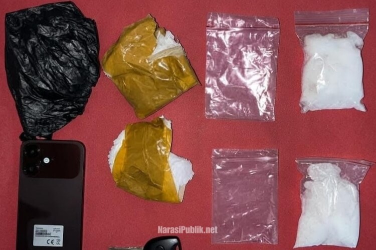 Narkoba jenis sabu seberat 197,82 gram beserta barang bukti lainnya yang berhasil disita jajaran Polres HST. (Dok: Istimewa)