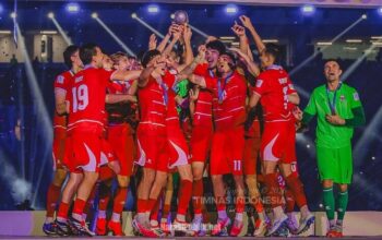Pemain Timnas Indonesia mengangkat trophy juara FIFA ASEAN Cup 2026. (Dok: Istimewa)