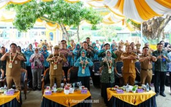 Wakil Bupati Tapin H Juanda bersama Wakil Ketua TP PKK Tapin Hj. Elya Hartati dan Sekda Unda Absori menyambut kedatangan Tim Penilai Lomba Sekolah Sehat Tingkat Provinsi Kalsel di SMP Negeri 2 Rantau. (Dok: Prokopim Tapin)