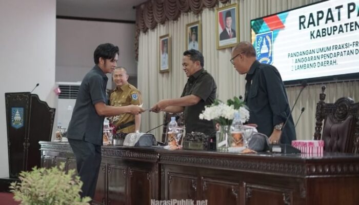 Bahas Ranperda Lambang Daerah, Fraksi DPRD HSS Sampaikan Pandangan Umum