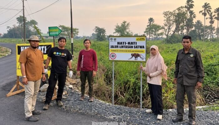 BKSDA Kalsel Pasang Papan Imbauan Perlintasan Bekantan di Desa Balimau