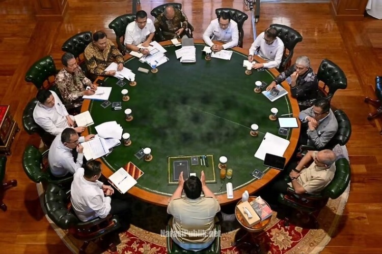 Presiden Prabowo memberikan instruksi khusus kepada jajaran Kementerian Kelautan dan Perikanan (KKP) di kediaman pribadinya, Hambalang, Kabupaten Bogor, Jawa Barat. (Dok: Setkab RI)