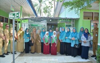 Ketua I Bidang Pembinaan Karakter Keluarga TP PKK Kabupaten HSS, Hj. Misnawati saat mengunjungi SDN Tabihi Kanan. (Dok: Prokopim HSS)