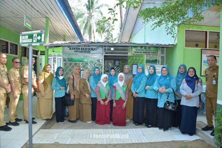 Ketua I Bidang Pembinaan Karakter Keluarga TP PKK Kabupaten HSS, Hj. Misnawati saat mengunjungi SDN Tabihi Kanan. (Dok: Prokopim HSS)